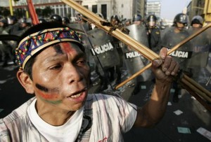 POLICÍA PERUANA LANZA BOMBAS LACRIMÓGENAS SOBRE MULTITUDINARIA MARCHA